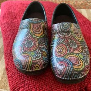 Women’s Crocs comfort work shoe. 8 medium